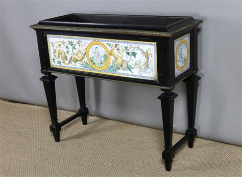 Jardinière en céramique comme élément décoratif sur une console