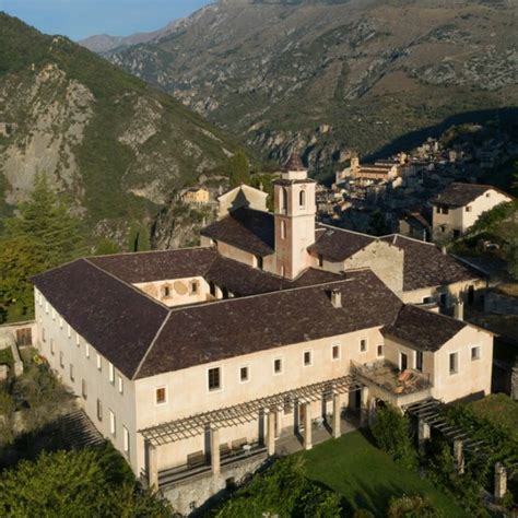 Façade du monastère de Saorge au lever du soleil