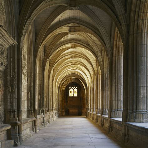 Intérieur du cloître et son architecture