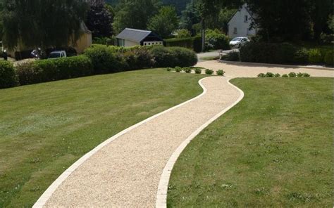 Exemple d'allée piétonne sinueuse
