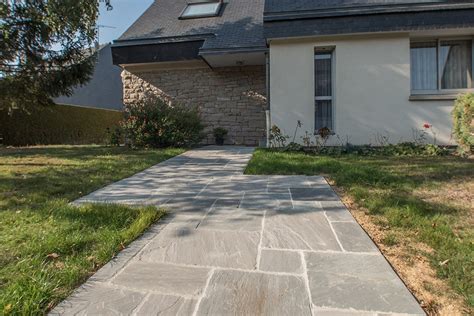 Allée en dalles de pierre naturelle