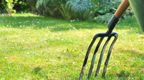 Photo montrant l'utilisation d'une fourche pour aérer le compost