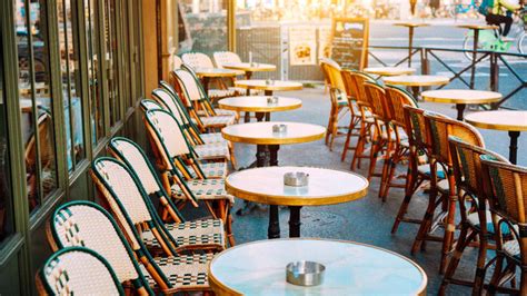 Terrasse de café avec système de brumisation
