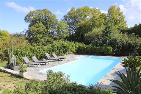 Vue extérieure du gîte Le Figuier avec piscine