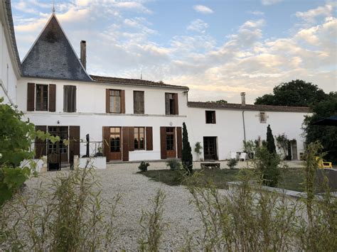 La cour centrale de La Fromigère avec ses arbres tricentenaires