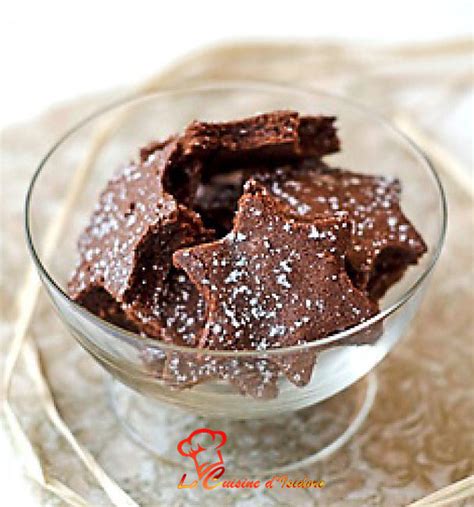 gros plan sur les décorations en chocolat en forme d'étoiles
