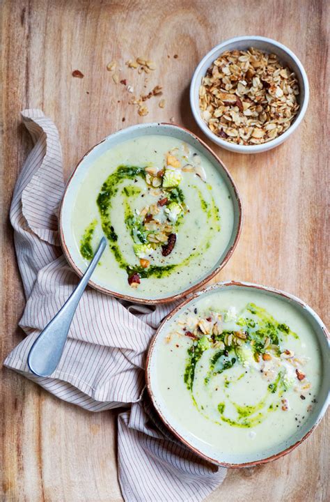 bol de velouté de chou romanesco avec copeaux de parmesan