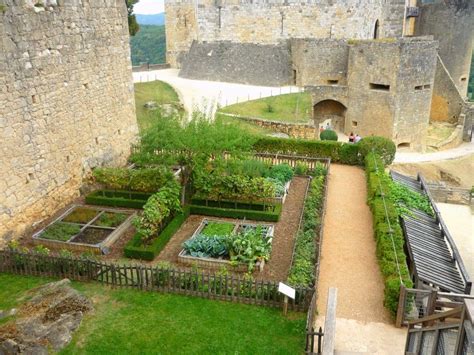 Plan médiéval reconstitué d'un jardin de monastère avec verger
