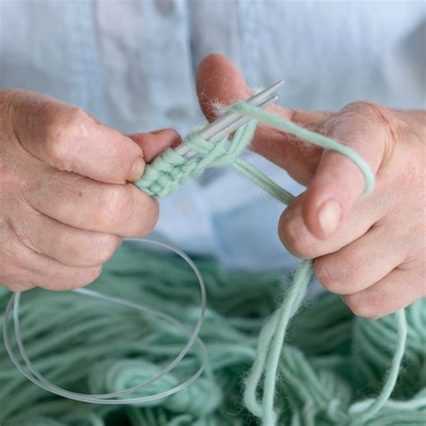 Personne tricotant avec des aiguilles et du fil UTTACRYL
