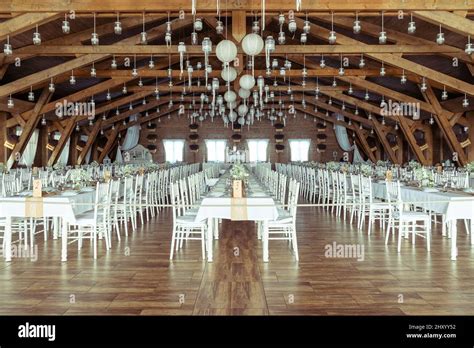 Vue intérieure d'une salle de réception rénovée avec poutres apparentes