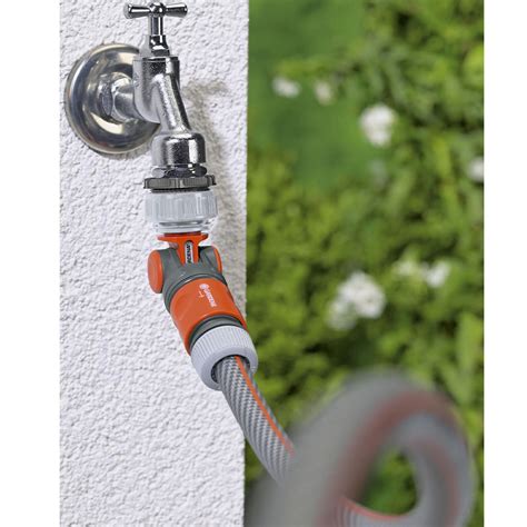 Photo montrant l'installation d'un nez de robinet GARDENA