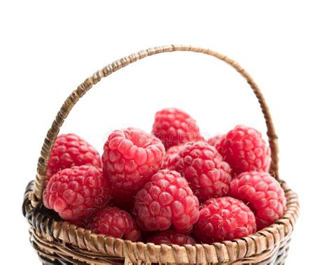 framboises fraîches dans un panier en osier