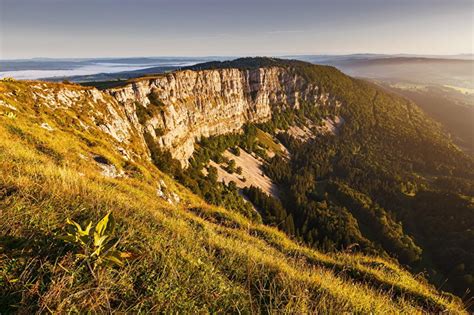 Paysage des Montagnes du Jura et vallées verdoyantes