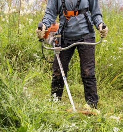 Débroussailleuse professionnelle en action dans un milieu forestier