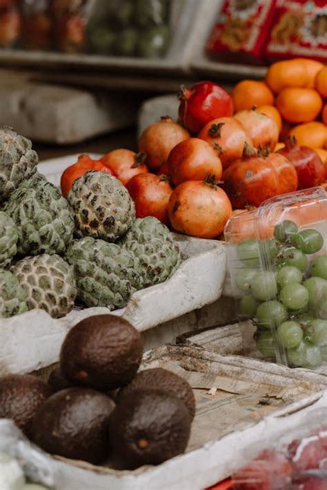 Assortiment de fruits frais locaux sur un marché