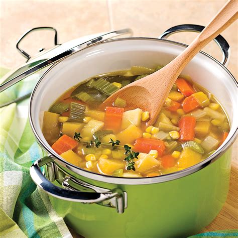 une marmite fumante de soupe aux légumes et à la dinde sur une table en bois rustique
