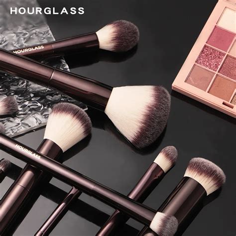 Un assortiment de pinceaux de maquillage Hourglass