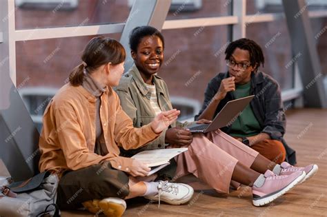 Étudiants travaillant ensemble sur un campus universitaire