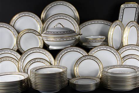Service de vaisselle complet en porcelaine avec des motifs d'hibiscus