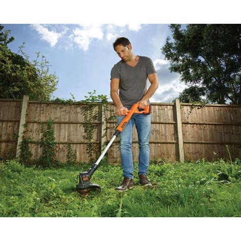 Coupe-bordures Black+Decker ST182320 en action