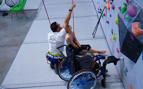 Athlètes de handi-escalade en action sur un mur artificiel