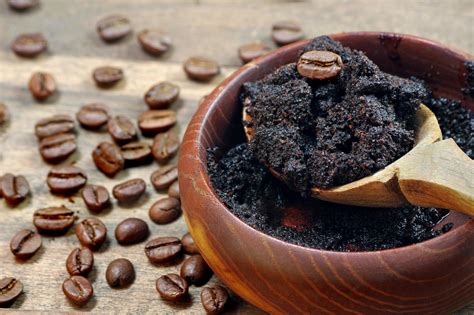 Illustration montrant du marc de café utilisé pour nettoyer une casserole