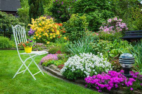 Maman jardinant dans son jardin fleuri