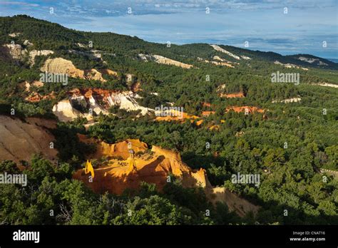 Vue aérienne des carrières d'ocre du Colorado Provençal de Rustrel