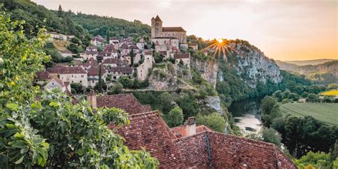 Photo panoramique du village de Saint-Cirq-Lapopie, un des plus beaux villages de France