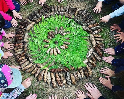 Illustration d'enfants pratiquant le Land Art dans un jardin