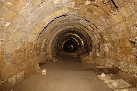 Spéléologues explorant une galerie souterraine