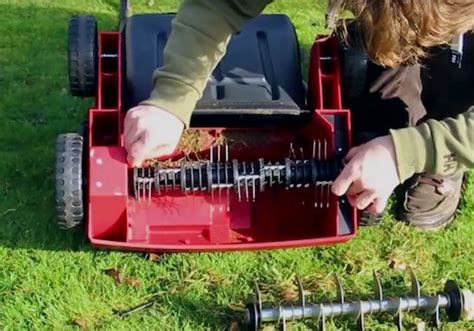 Scarificateur Einhell RG-SA 1433 en action