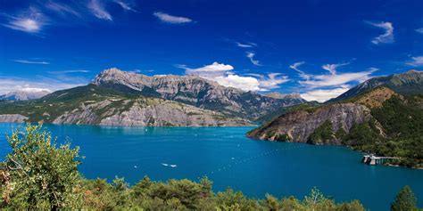 Vue panoramique du lac de Serre-Ponçon et de la chapelle Saint-Michel