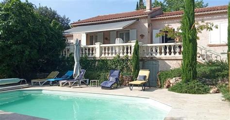 Vue extérieure de Sous Le Figuier avec sa piscine