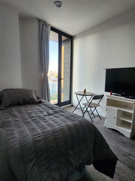 Intérieur d'une chambre avec balcon à Sous Le Figuier