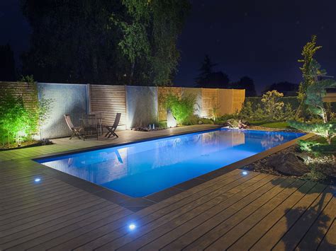 La piscine extérieure de Sous Le Figuier avec des transats
