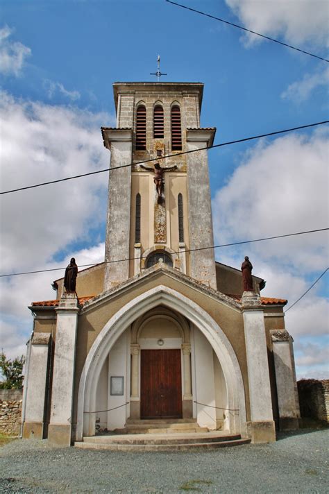Image de l'église de Chaillé-les-Marais, symbolisant le lieu de recueillement