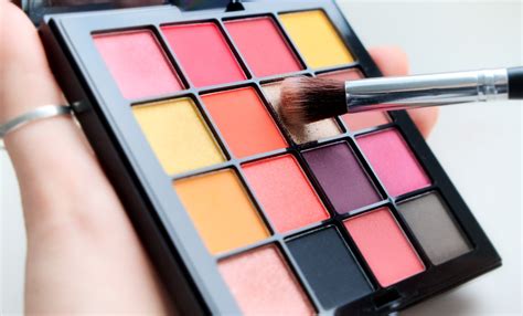 Palette de maquillage et outils de précision