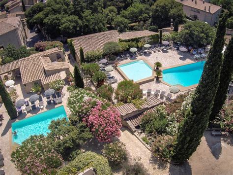 Vue panoramique des jardins et des piscines de l'hôtel L'Enclos des Lauriers Roses
