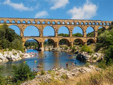 Carte touristique illustrant la proximité de l'hôtel avec le Pont du Gard et Avignon