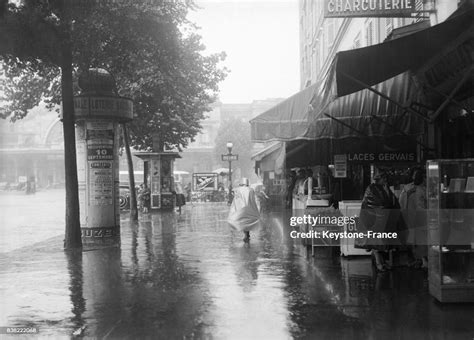 Image d'illustration montrant Liberty City sous une pluie battante, évoquant l'ambiance mélancolique et grise du jeu.
