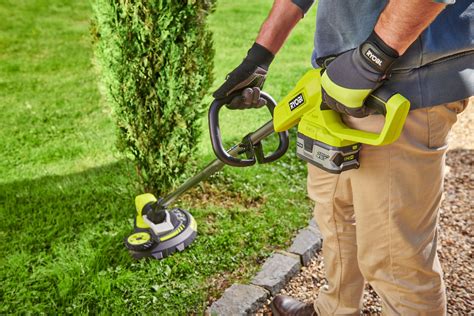 Visuel du coupe-bordure Ryobi 36V MAX POWER en action