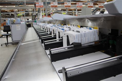 Machine de tri de courrier dans une plateforme industrielle de La Poste