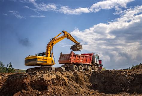 Travaux de remplacement de la pelouse avec des engins de chantier