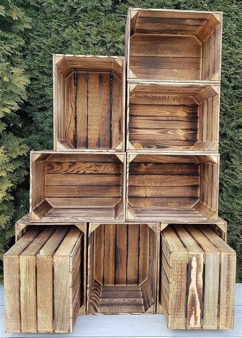 présentoir de mariage rustique utilisant des caisses en bois empilées pour des photos et des fleurs