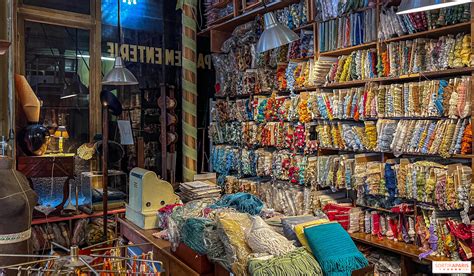 organisation de petits objets et accessoires de mercerie dans des bocaux en verre disposés sur une étagère