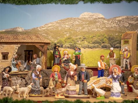Gros plan sur des santons traditionnels et contemporains dans une crèche
