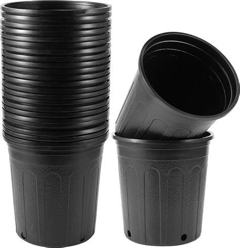 Pots en plastique réutilisés comme paniers pour bulbes