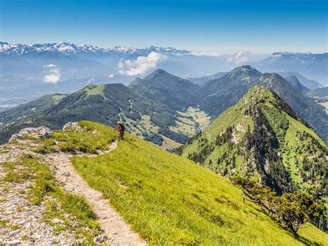 Vue panoramique du Col de Leschaux et du massif des Bauges