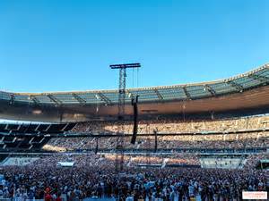 foule arrivant aux abords d'un grand stade de France